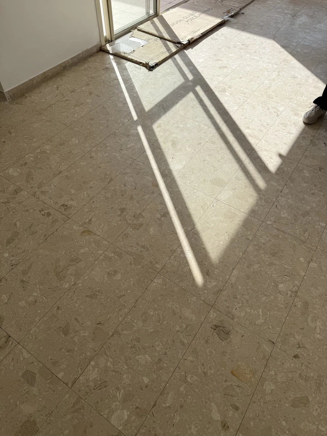 מרצפות עמומות לפני פוליש קריסטל — משי ליטושים